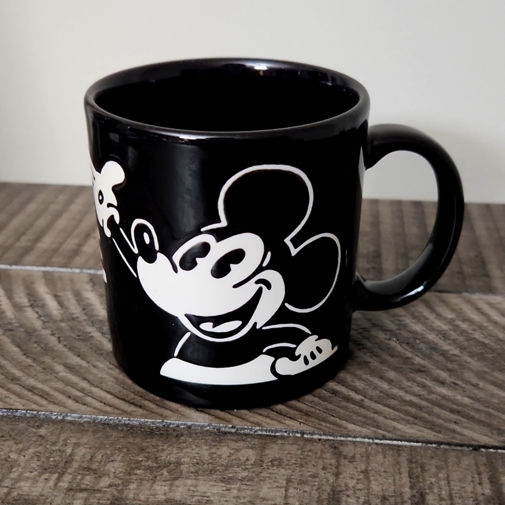 Disney Mickey Mouse 10 oz Black and White Mug Cup
